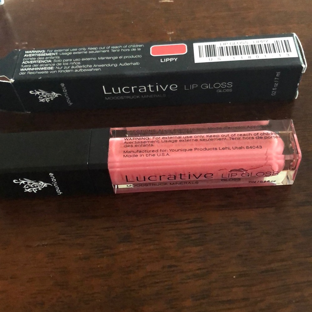 Younique lipgloss